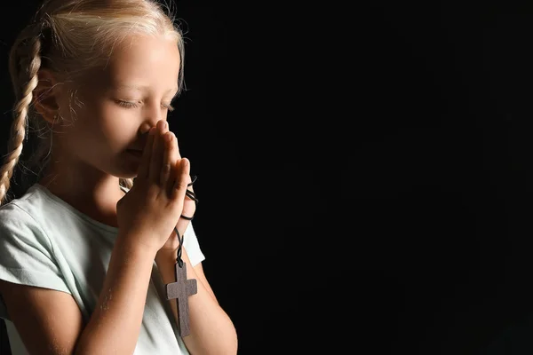 어두운 배경에 기도 어린 소녀 — 스톡 사진