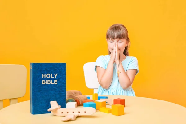 Μικρό κορίτσι προσεύχεται στο σπίτι — Φωτογραφία Αρχείου