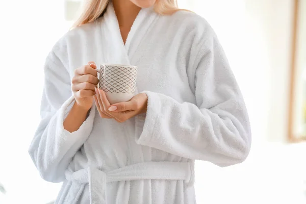 Matin de jeune femme buvant du café à la maison, gros plan — Photo