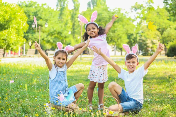 Kleine kinderen verzamelen paaseieren in het Park — Stockfoto