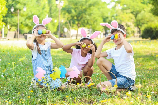 Kleine kinderen verzamelen paaseieren in het Park — Stockfoto