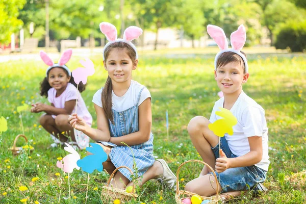 Kleine kinderen verzamelen paaseieren in het Park — Stockfoto