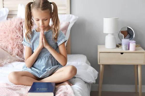 Cute little girl praying in bedroom — Stock Photo, Image