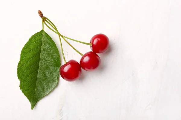 하얀 배경에 단맛나는 벚나무 열매 — 스톡 사진