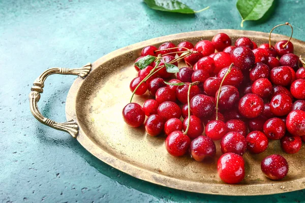 Vassoio con ciliegia matura dolce su sfondo colore — Foto Stock