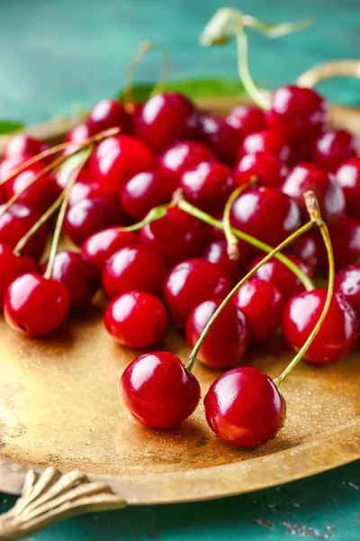 Maturi la dolce ciliegia su vassoio in metallo — Foto Stock