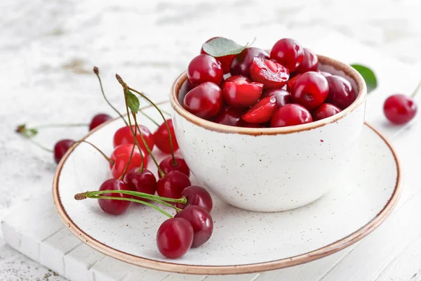 Cuenco con cereza dulce madura sobre mesa ligera — Foto de Stock