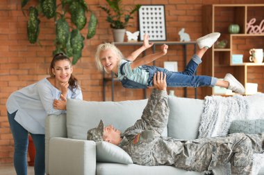 Evde ailesi ile Mutlu askeri adam