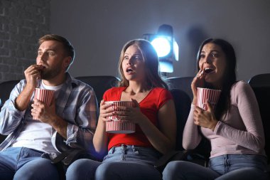 Sinemada korku filmi izlerken patlamış mısır ile Arkadaşlar