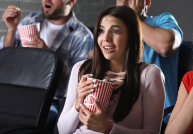 Patlamış mısırlı kadın sinemada korku filmi izliyor