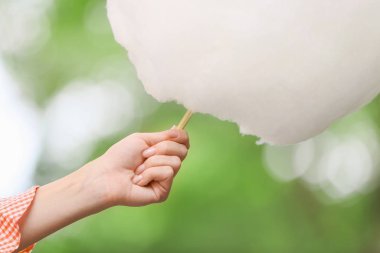 Tatlı pamuk şeker açık havada kadın el