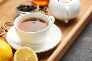 Masada sıcak çay fincanı ile Tepsi