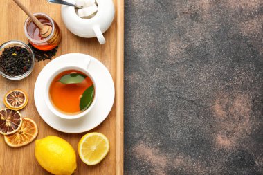 Grunge arka planda sıcak çay ile kompozisyon