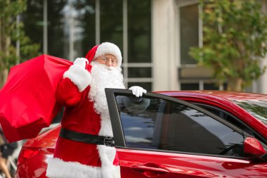 Noel Baba araba açık havada yakın çanta hediyeler ile