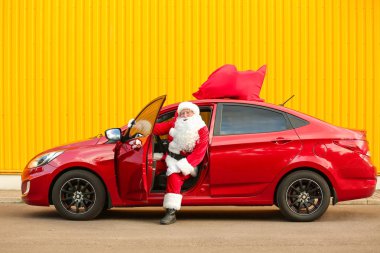 Noel Baba arabadan açık havada çıkıyor