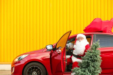Noel Baba köknar ağacı ile araba açık havada çıkıyor