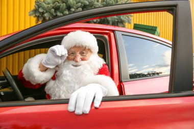 Noel Baba modern arabada oturuyor