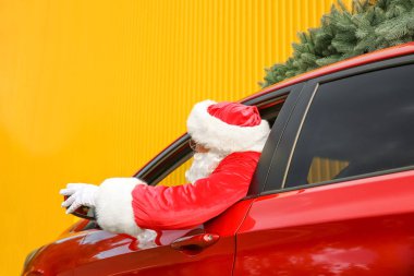 Noel Baba araba penceresinden dışarı eğilerek