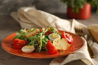 Masada lezzetli roka salatası tabağı.