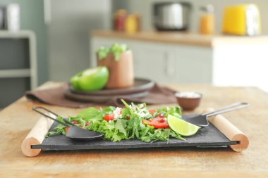 Ahşap masada lezzetli arugula salatası ile Kurulu