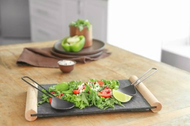 Ahşap masada lezzetli arugula salatası ile Kurulu