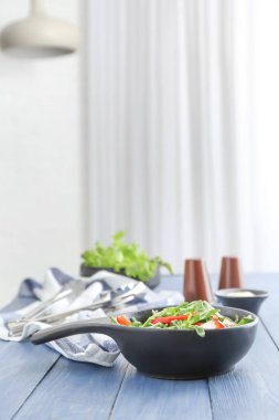 Tahta masada lezzetli roka salatası ile kase