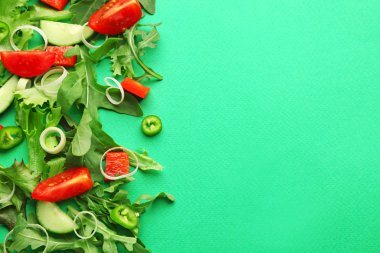 Renkli arka planda taze arugula ile lezzetli salata