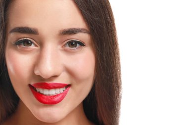 Beyaz arka planda parlak ruju olan güzel genç bir kadın.