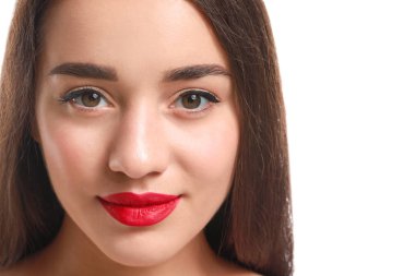 Beyaz arka planda parlak ruju olan güzel genç bir kadın.