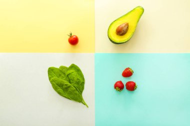 Renkli arka planda avokado ve ıspanak ile taze çilek
