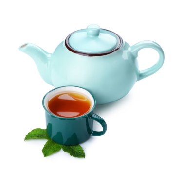 Çaydanlık ve beyaz arka planda nane ile sıcak çay fincan