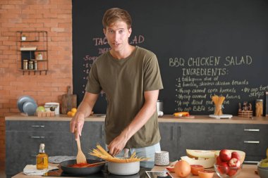 Yakışıklı adam mutfakta yemek