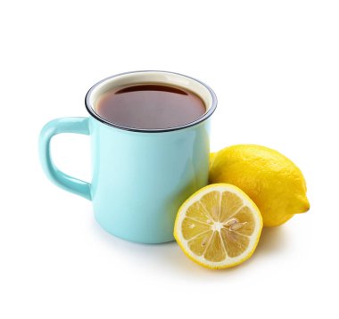 Beyaz arka planda limonlu sıcak çay.