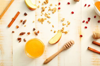 Beyaz ahşap arka plan üzerinde tatlı bal ile Kompozisyon