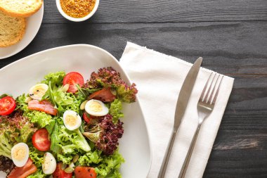 Koyu masada lezzetli salata ile Tabak