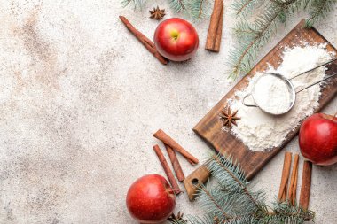 Gri arka planda un, elma ve baharatiçeren ahşap tahta