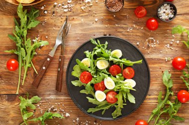 ahşap masa üzerinde lezzetli salata ile plaka