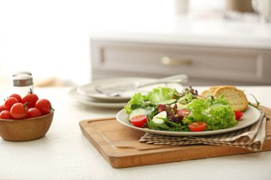 Mutfakta masada lezzetli salata ile Tabak