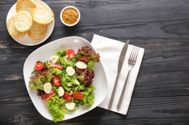 Koyu masada lezzetli salata ile Tabak