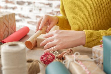 Masada Noel hediyesi yapan kadın, yakın çekim