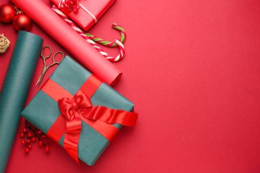 Renk arka plan üzerinde ambalaj kağıdı ile Noel hediye kutusu