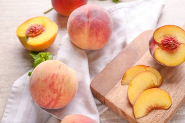 Masada lezzetli şeftali ile Kurulu