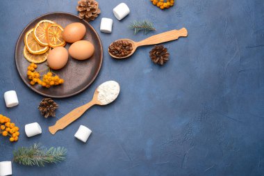 Renkli arka planda Noel pastası için Malzemeler