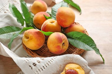 Ahşap masa üzerinde lezzetli şeftali