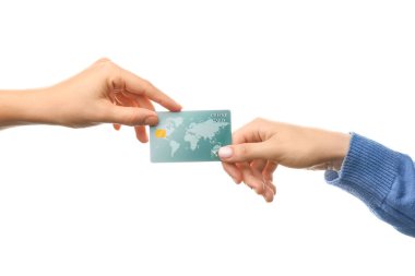 Beyaz arka planda kredi kartı olan kadın eller.