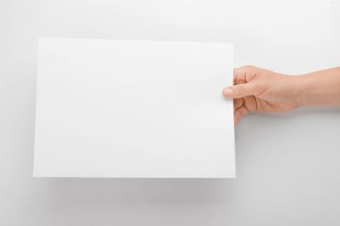 Beyaz arka plan üzerinde kağıt boş levha ile Kadın el