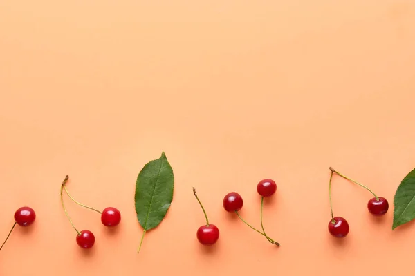 Muchos cereza dulce madura sobre fondo de color — Foto de Stock