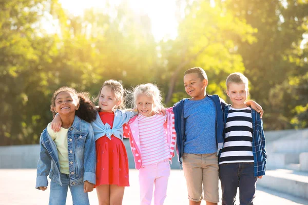 Группа счастливых детей на открытом воздухе — стоковое фото