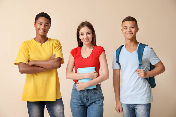 Портрет молодых студентов на светлом фоне
