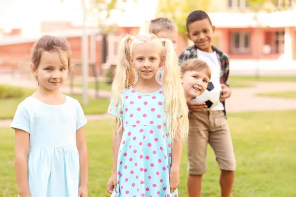 Bambini piccoli e carini con palla nel parco — Foto Stock